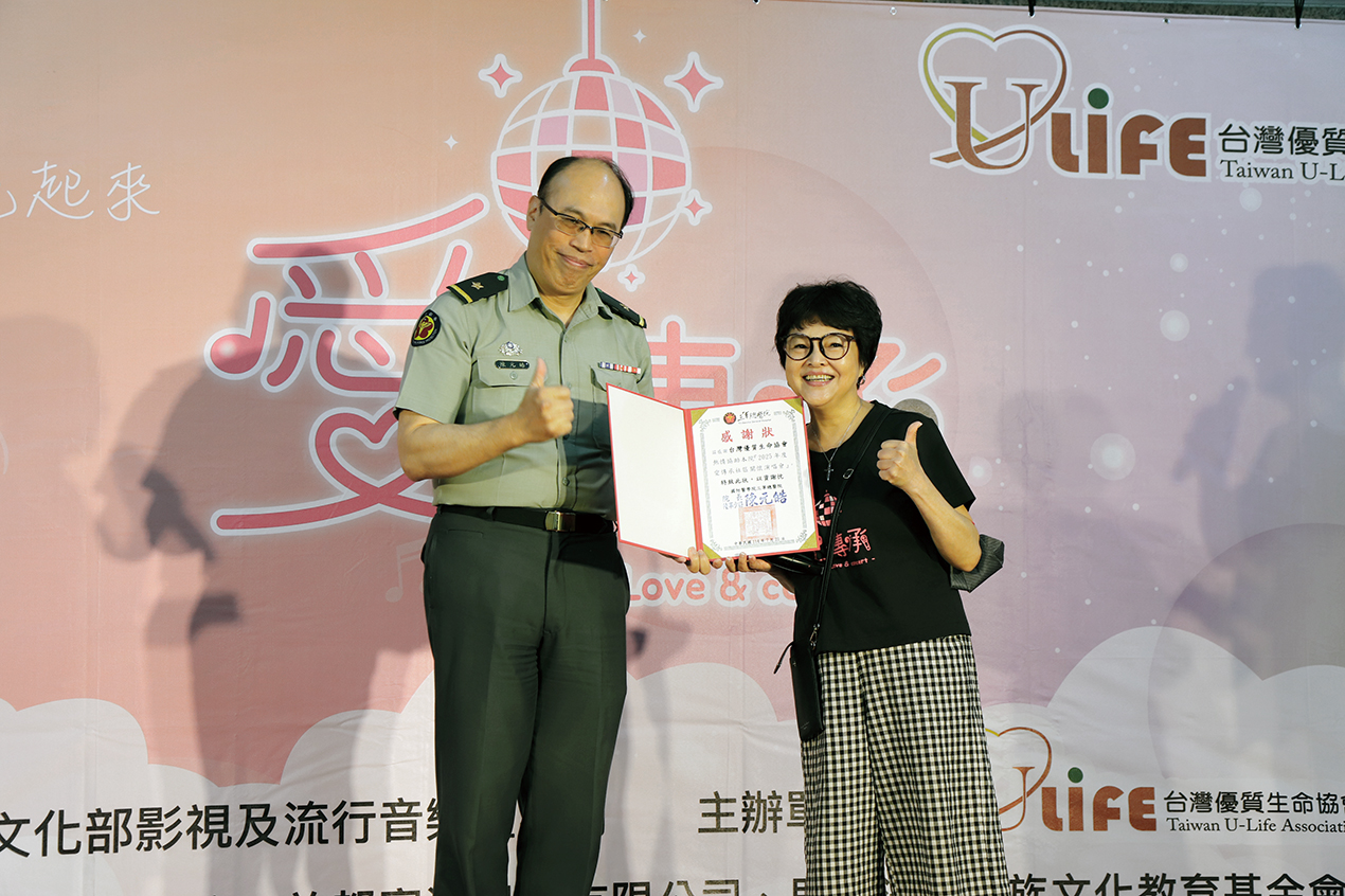 本院陳元皓院長頒發感謝狀給紀寶如理事長